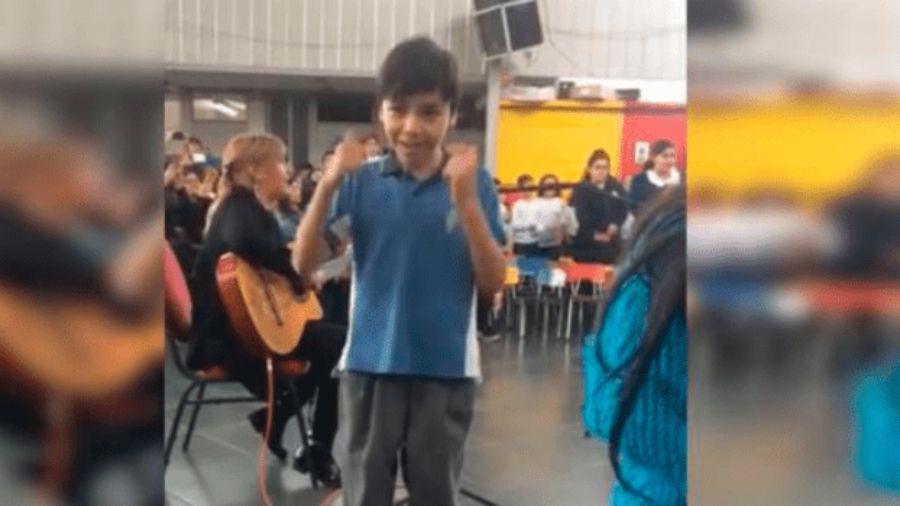 Un nintildeo sorprende a su madre sorda en un acto escolar