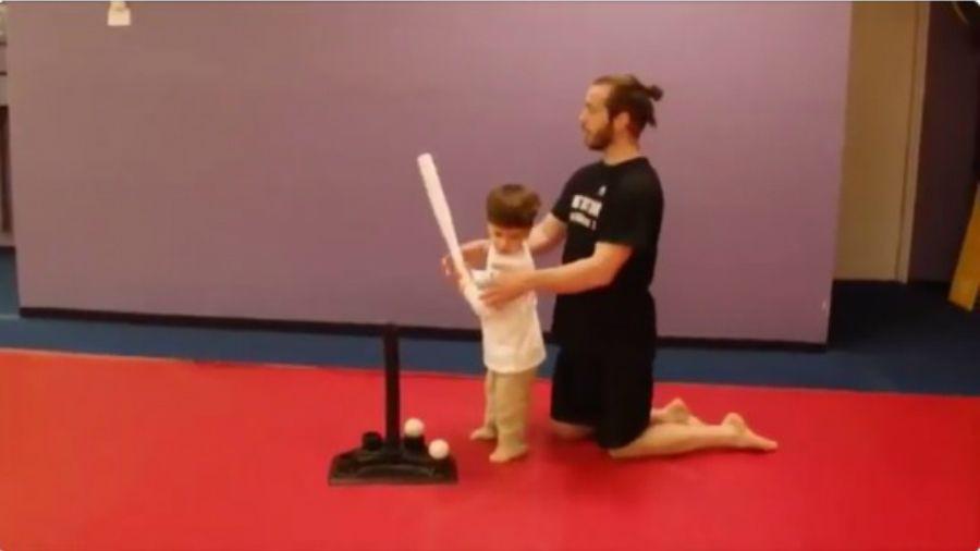 Le quiso ensentildear a batear pero sus instrucciones no fueron muy claras