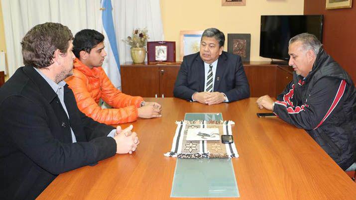 El campeón nacional de lanzamiento de jabalina se reunió con el rector de la Unse