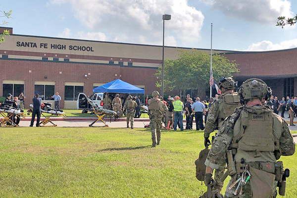 Otra masacre en una escuela de Texas deja  al menos diez muertos 