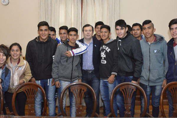 Alumnos y docentes de Pampa de los Guanacos visitaron al gobernador