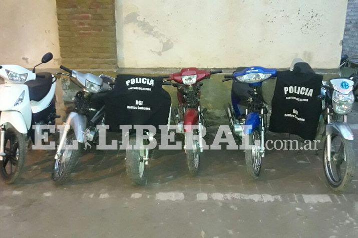 Las seis motos de dudosa procedencia quedaron secuestradas en las dependencias de Delitos Comunes