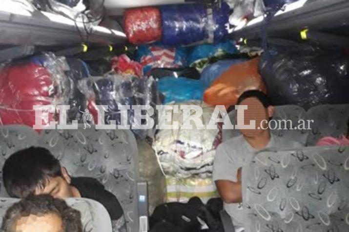 La mercadería y los pasajeros fueron trasladados a la Sección Monte Quemado de Gendarmería Nacional Argentina