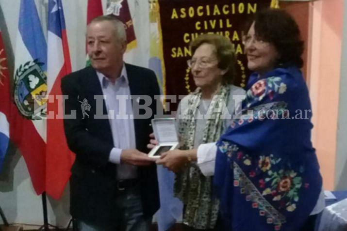 Una de las menciones fue recibida por María Esther y Manuel Zamora hijos de Juan Carlos Zamora (homenaje post morten)