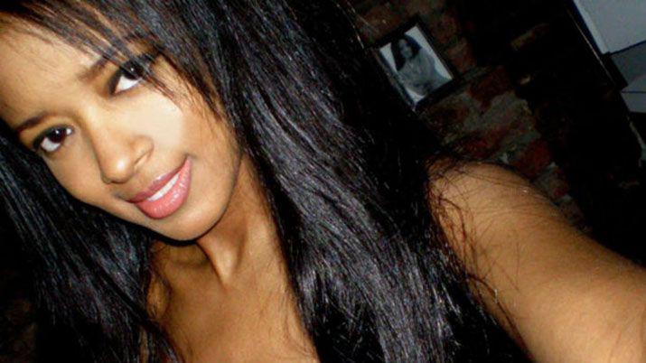 Una ex Playboy se tiroacute de un piso 25 con su hijo de 7 antildeos