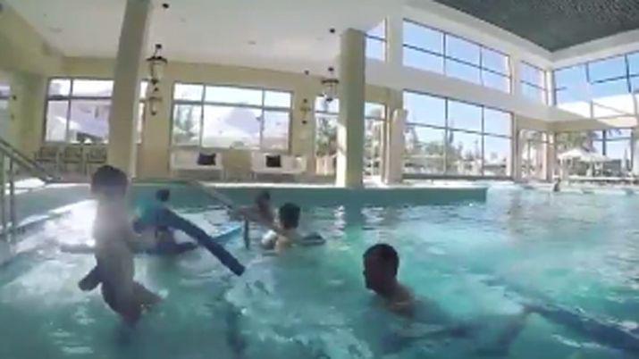Axel juega con su hija en la piscina del Hotel Amerian Carlos V 