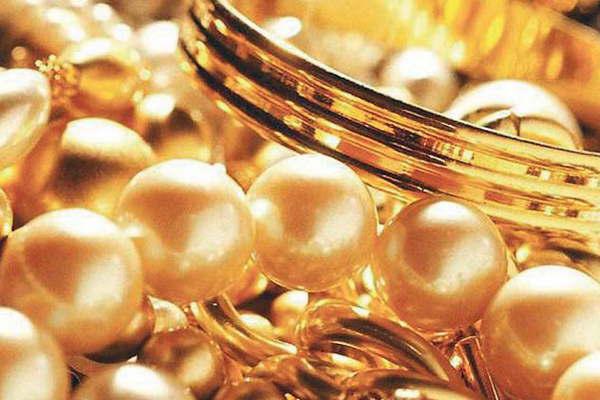 Denuncioacute que su empleada le roboacute joyas por  1000000