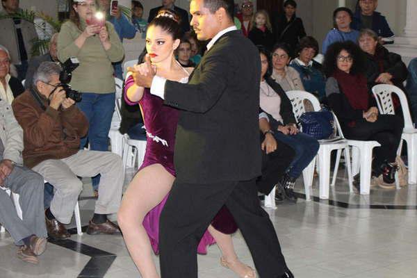 El tango convocoacute una vez maacutes a los vecinos en la Municipalidad