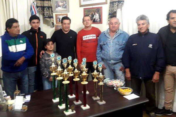 El municipio de Clodomira entregoacute indumentaria y trofeos