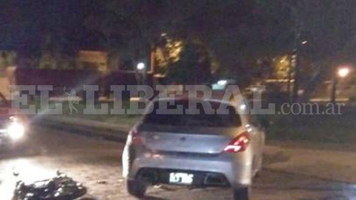 Auto y moto colisionaron y el choque terminoacute en incendio