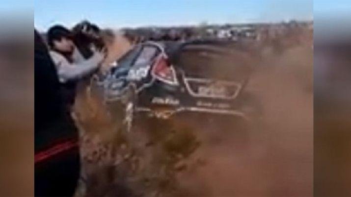 VIDEO  Sacaba fotos en un rally y fue atropellado por un auto