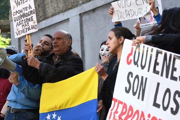 Cientos de venezolanos protestaron en el exterior
