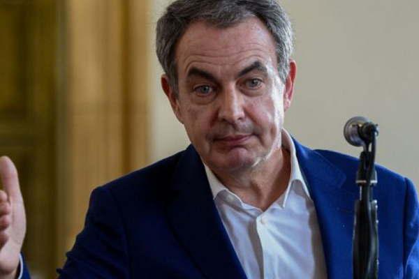 Lanzan botellas a Rodriacuteguez Zapatero a la salida de un colegio electoral