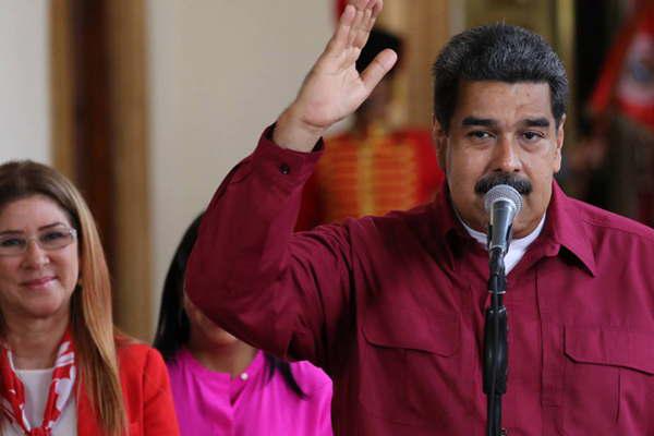 Maduro se proclamoacute como presidente reelecto con una abstencioacuten reacutecord