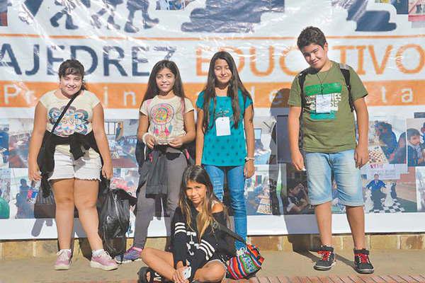 Alumnos bandentildeos compiten en el juego ciencia representando a Santiago en la provincia de Salta