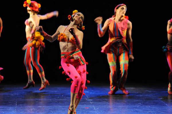 El teatro 25 de Mayo se prepara para recibir este  jueves 24 una Cabalgata de danzas argentinas 