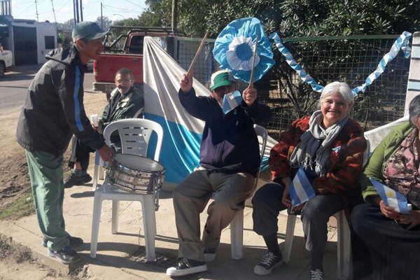 Abuelos agasajaraacuten a bandentildeos con un Chocolate Patrio