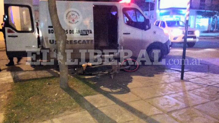 Motociclista chocoacute con una camioneta estacionada y perdioacute varios dientes