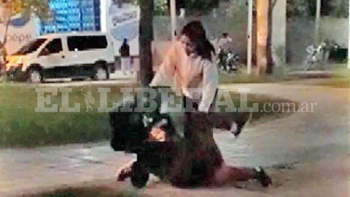 Una salvaje golpiza entre dos adolescentes se viralizoacute a traveacutes de  los teleacutefonos celulares en Antildeatuya 