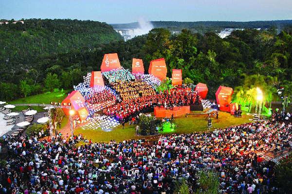 Nintildeos y joacutevenes de todo el mundo abrieron el festival Iguazuacute en concierto