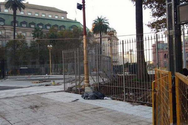 El gobierno portentildeo justificoacute las nuevas rejas instaladas en Plaza de Mayo