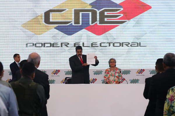 Nicolaacutes Maduro fue proclamado presidente hasta el antildeo 2025 