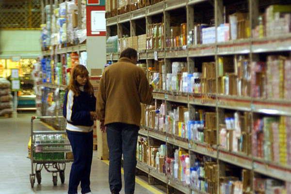 Mayoristas con alzas de 5 a 10-en-porciento- por el efecto doacutelar preveacuten una inflacioacuten de hasta 4-en-porciento- este mes