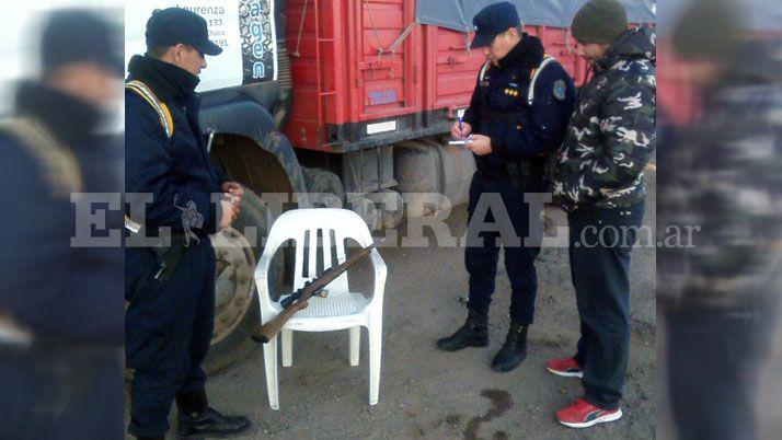 Imprudencia- detienen a un camionero en estado de ebriedad y le secuestran un rifle