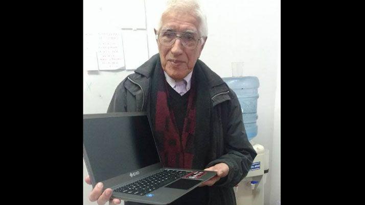 VIDEO Le robaron su notebook y alumnos juntaron dinero para comprarle otra