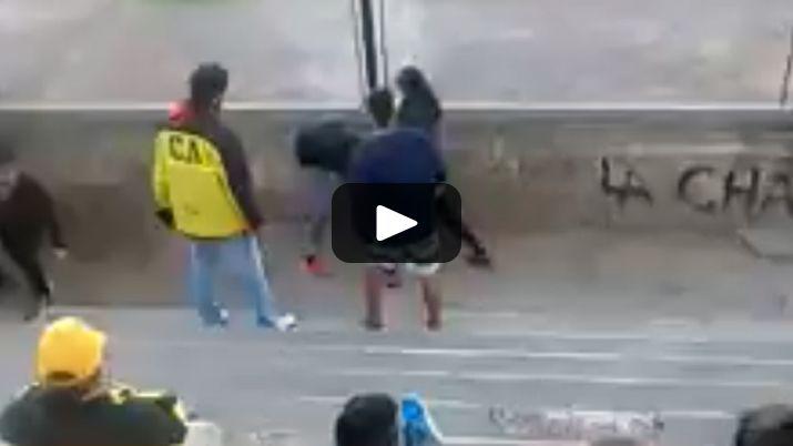 Viralizan feroz agresioacuten de una hincha de Mitre a su par de Central