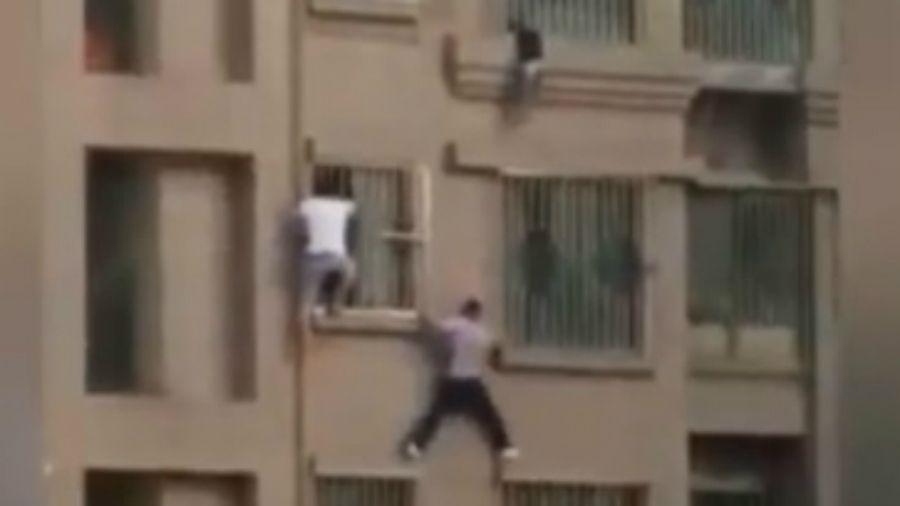 Dos hombres treparon cuatro pisos para salvar a un nintildeo