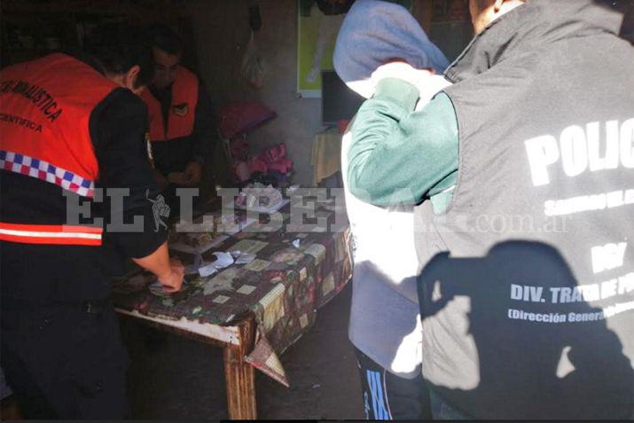 Instantes en que el personal policial recuperó la abultada suma de dinero tras detener al acusado