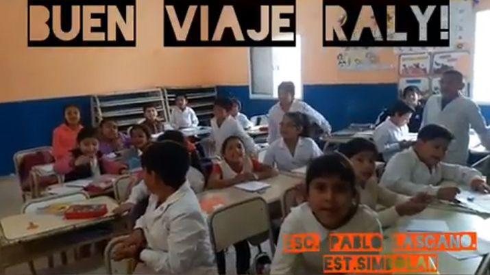 VIDEO  Alumnos de El Simbolar le cantaron a Raly Barrionuevo