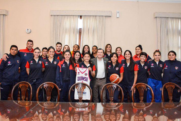 Durante el encuentro le hicieron entrega al gobernador de una camiseta y una pelota de bsquet firmada por los dos planteles
