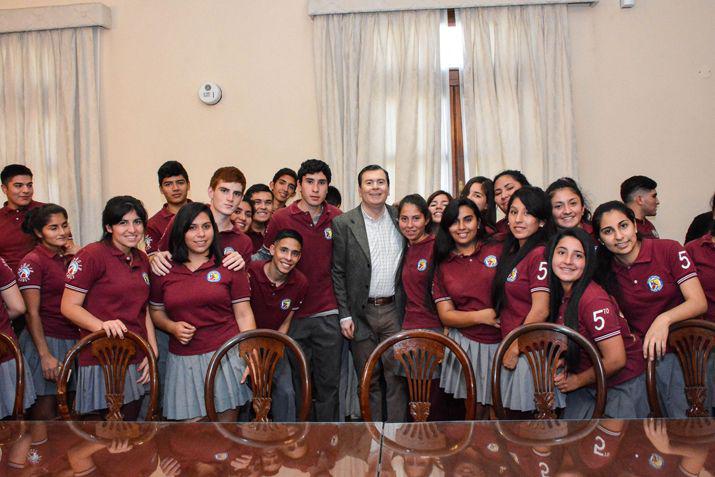 El encuentro con los estudiantes se desarrolló en el Salón de Acuerdos de Casa de Gobierno