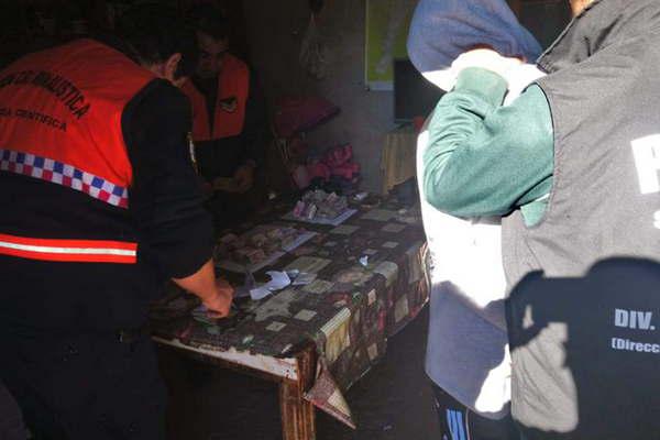 Exconvicto hizo un boquete en el techo ingresoacute a distribuidora y roboacute 100000