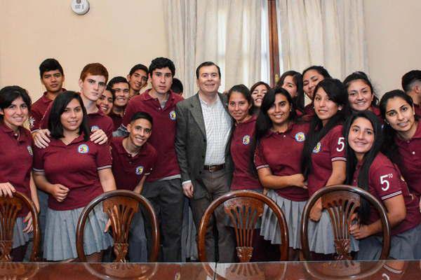 Conmovedor encuentro de alumnos de Los Juriacutees y El Arenal con el gobernador