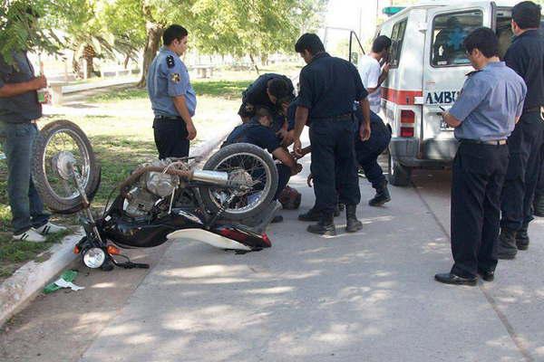 Una cabo de policiacutea resultoacute lesionada  al derrapar con su motocicleta