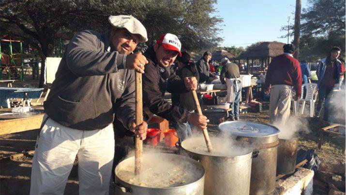 Maacutes de 20 asadores y 30 locreros deleitan a todos en Sumampa