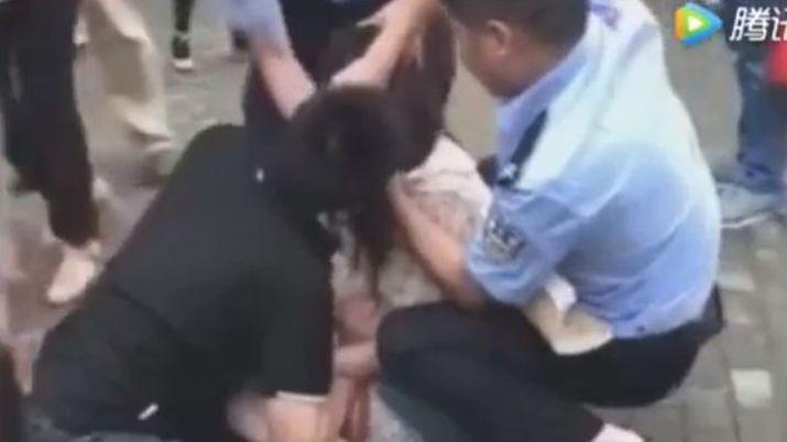 El la dejó y cuando se dieron el beso de despedida ocurrió lo peor