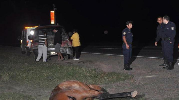 Un muerto y dos heridos graves al volcar camioneta cerca de Antildeatuya