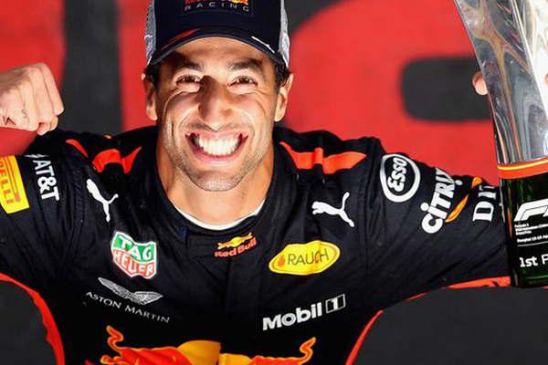 Ricciardo larga en punta