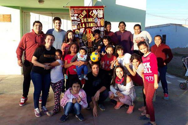 El Club Leo Shunko compartioacute una jornada con nintildeos de un comedor infantil de la capilla Virgen del Rosario