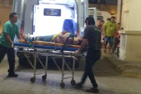 Motociclista sufrioacute lesiones al chocar con auto que se fugoacute