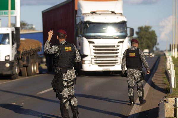 Pese a la intervencioacuten del Ejeacutercito continuacutea la huelga de los transportistas en Brasil