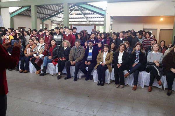 La comunidad festejoacute los 30 antildeos del colegio secundario de El Mojoacuten