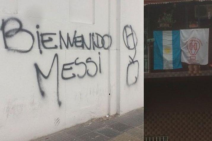 Adem�s de los colores celeste y blanco los vecinos colgaron banderas del Globo y pintaron una de las paredes de la cancha con el nombre de Messi