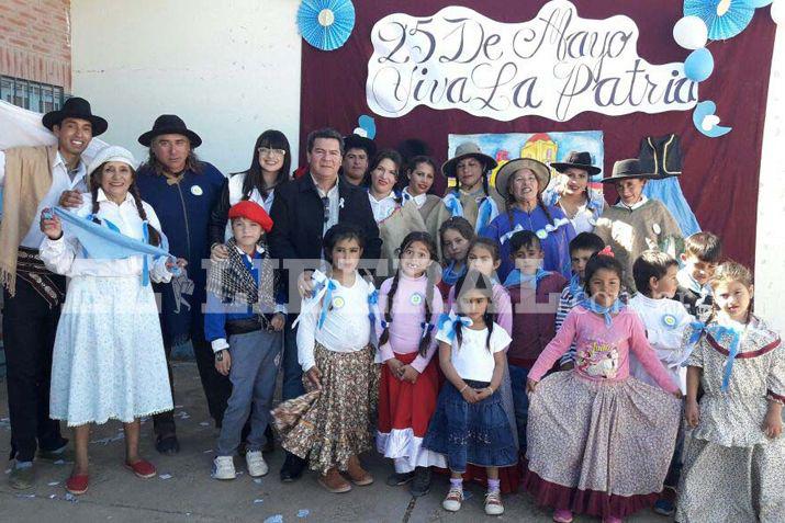 Personal docente y alumnos participaron de un encuentro de escuelas rurales para festejar el cumpleaños de la Patria