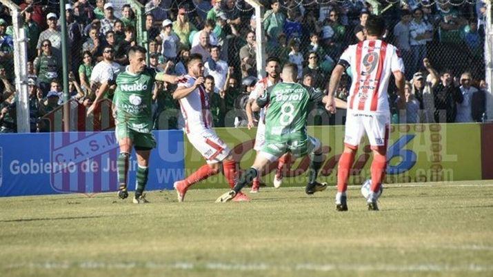 Sarmiento pegoacute primero en la lucha por el ascenso a Primera Divisioacuten
