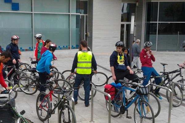 Alumnos crearon un bicicletero que es invisible